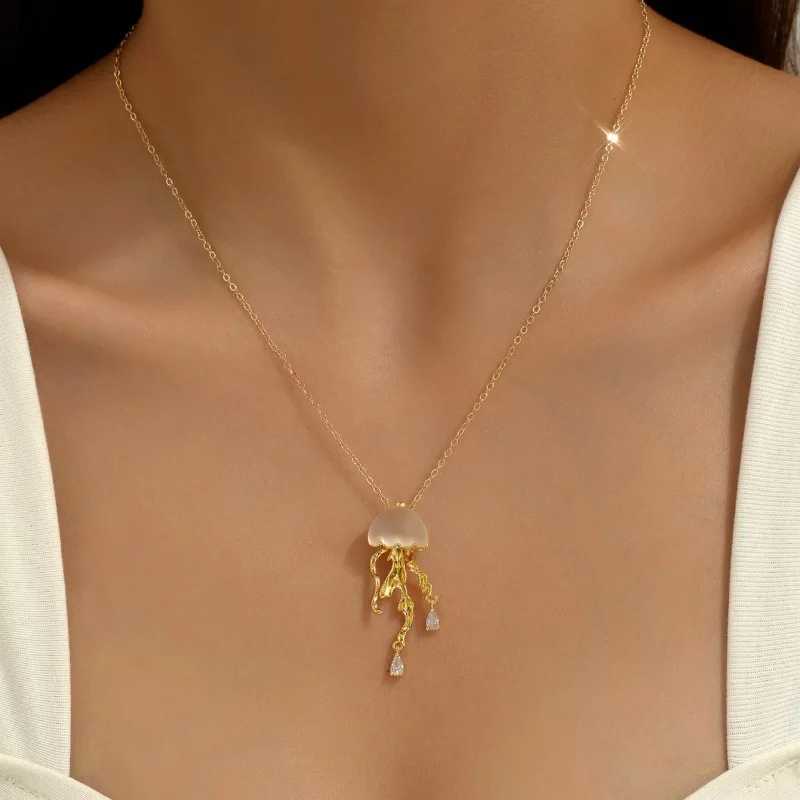 Фотография №4 товара Ожерелье с подвеской в виде плавающего облака и медузы, стильные
