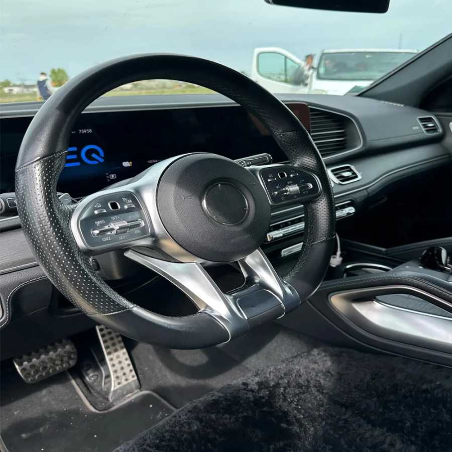 Фотография №1 товара Нижняя накладка на руль автомобиля с плоским колесом для Mercedes