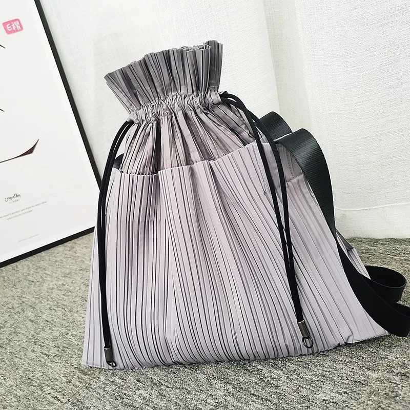 Фотография №3 товара Плиссированная многофункциональная сумка на шнурке Miyake, простые женские дорожные рюкзаки