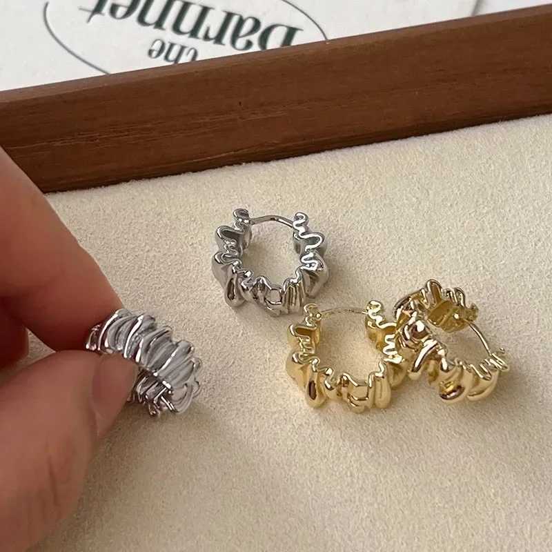 Новые серьги-кольца с нерегулярными волнистыми плиссированными элементами для женщин, золотистые, из нержавеющей стали, висячие украшения, аксессуары, подарок Бижутерия