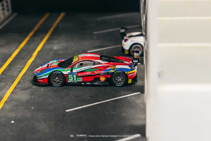 Фотография №2 товара В наличии: Коллекционная модель автомобиля Tarmac Works Ferrari 488 GTE