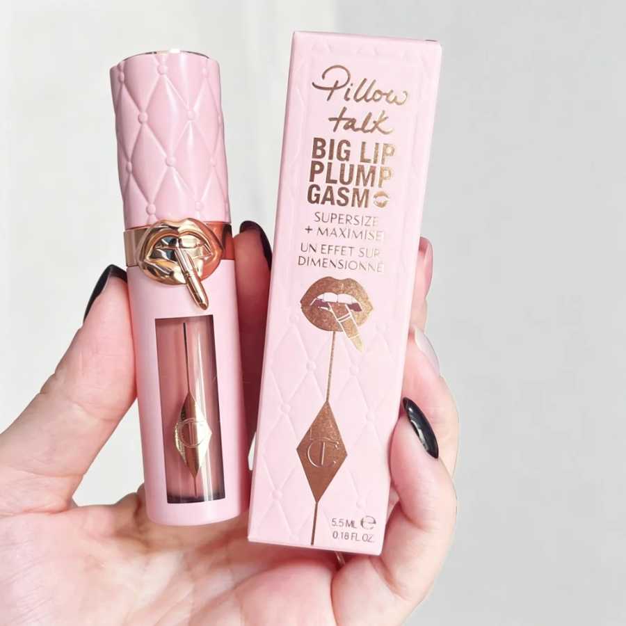 Новый стик-хайлайтер Charlotte Tilbury для осветления, увлажнения, маскировки недостатков и создания эффекта блеска для губ с зеркальным сиянием. Косметика