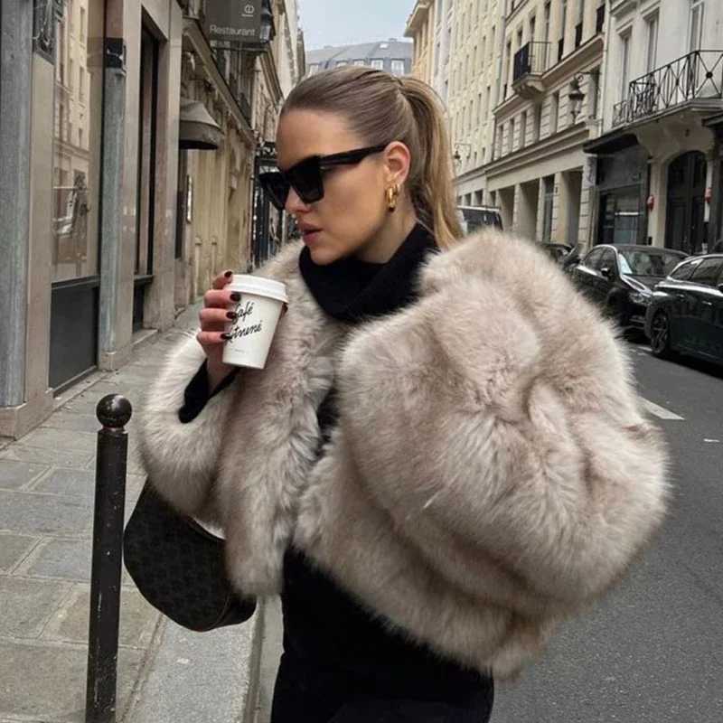 Фотография №3 товара Iconic Street Fashion Week Элитный бренд Gardient Укороченное пальто из