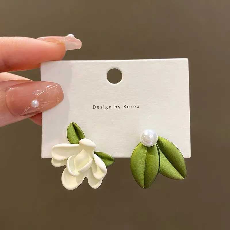 LATS 2025 асимметричные серьги-гвоздики с искусственным жемчугом Gardenias для женщин и девочек, новая мода, цветок, темперамент, ювелирные аксессуары Бижутерия