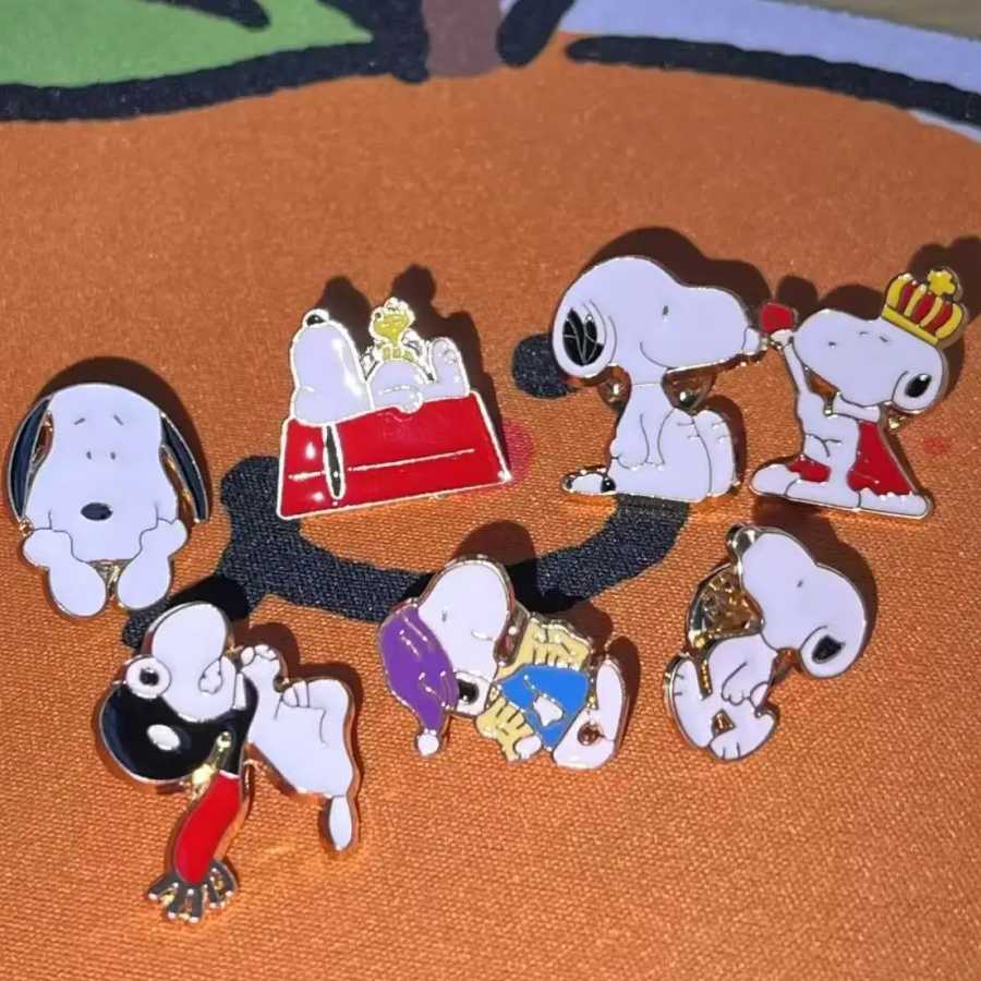 Металлические значки в стиле аниме Snoopys, брошь в складку, мультяшный значок на пуговицах, брошь из сплава, значок, студенческая одежда, сумка, декор, булавка, подарок Игровые фигурки и трансформеры