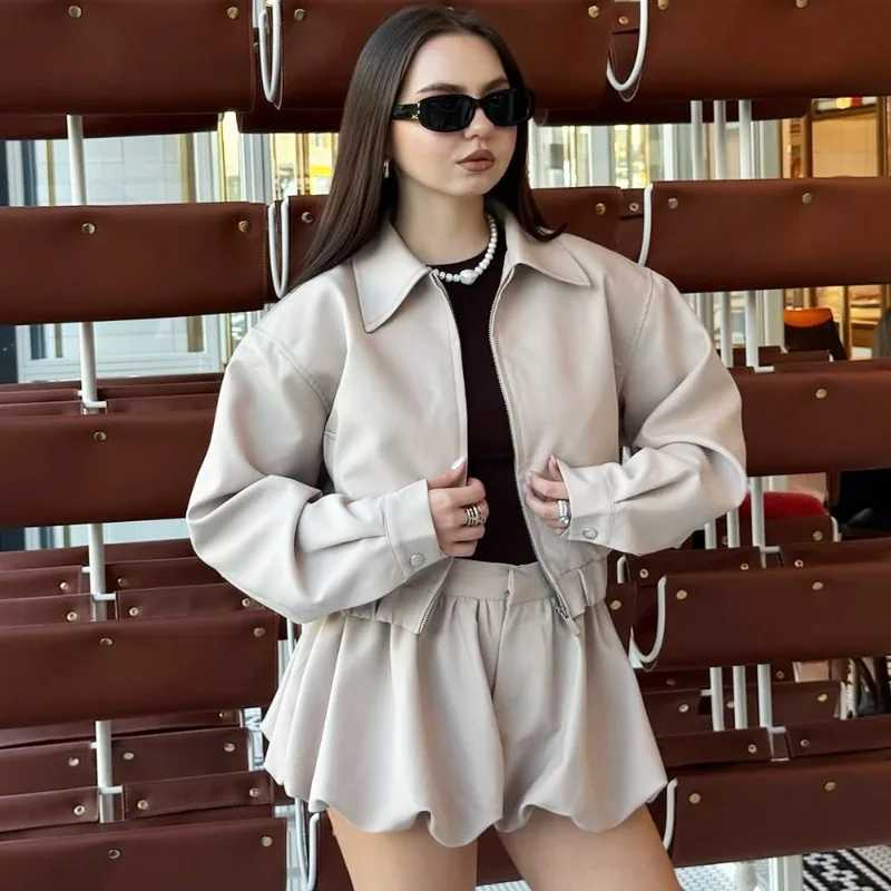 Фотография №1 товара Женский костюм Tuularose: модный комплект из 2 предметов &ndash; куртка