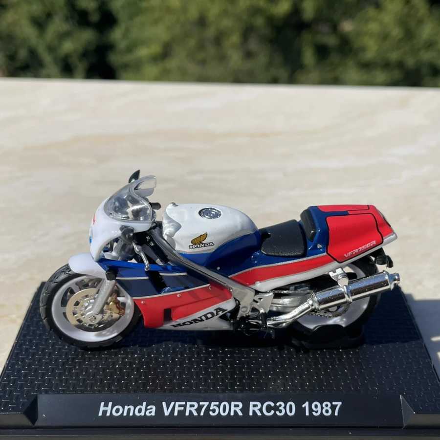 Фотография №2 товара Литая модель мотоцикла VFR750 RC30 1987 в масштабе 1:24, Классическая