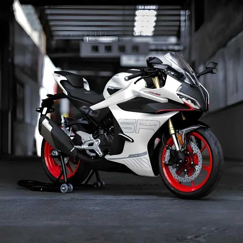 1:12 CFMOTO 450SR Весенний бриз Модель мотоцикла Моделирование света и звука Игрушечная модель Детский подарок на день рождения Играйте в транспортные средства и модели