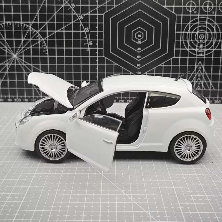 Фотография №1 товара 1:24 Alfa Romeo MITO SUV, модель спортивного автомобиля из сплава,