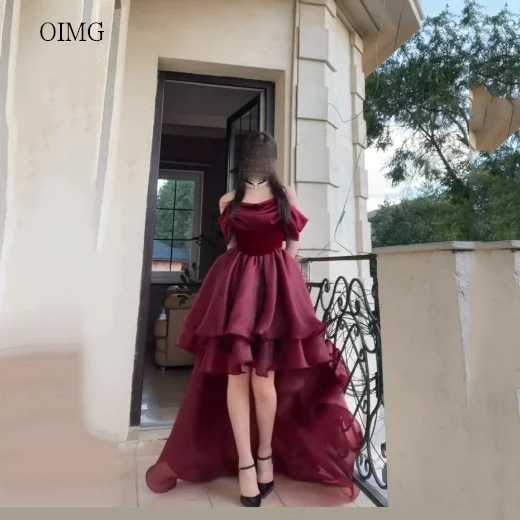 Фотография №1 товара OIMG Элегантное бордовое платье с открытыми плечами и асимметрией для