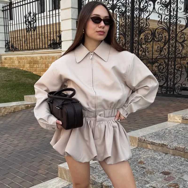 Женский костюм Tuularose: модный комплект из 2 предметов &ndash; куртка с отложным воротником на молнии и плиссированные шорты. Новинка! Винтажный уличный стиль. Осенний женский комплект для вечеринок. Одинаковая Комплекты