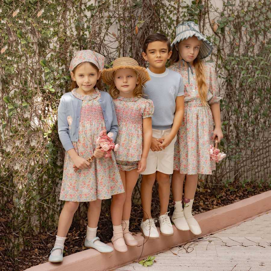 Коллекция AP Chelsea Bloom SS26: Комплект из платья с цветочным принтом и комбинезона для девочек, семейный комплект для братьев и сестер с вышивкой и трикотажными элементами Детская одежда