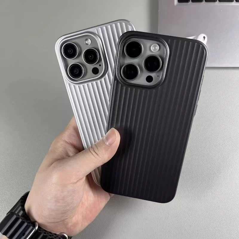Фотография №2 товара Натуральный титановый чехол с полосатым узором для iPhone 17, 16,
