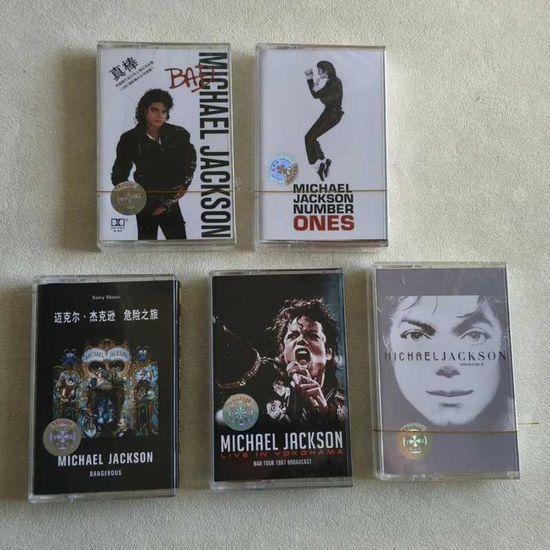 Коллекция музыкальных кассет Майкла Джексона: альбомы Thriller, Dangerous, Beat It, а также кассеты для косплея, автомобильные магнитолы, Walkman, саундтреки, коллекционные наборы. Музыка, компакт-диски и виниловые пластинки