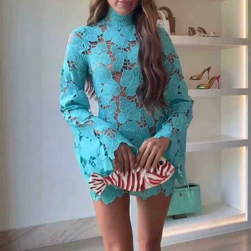 Фотография №2 товара Женское весеннее облегающее мини-платье с высоким воротом, вышивкой и кружевом,