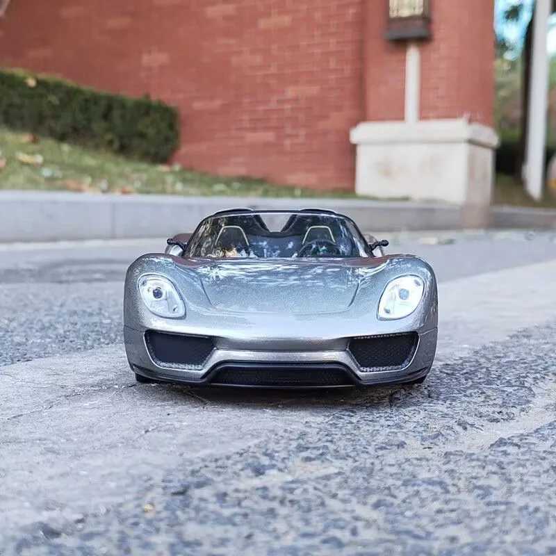 Фотография №1 товара 1:18 918 Spyder Roadster, модель спортивного автомобиля из сплава, литая