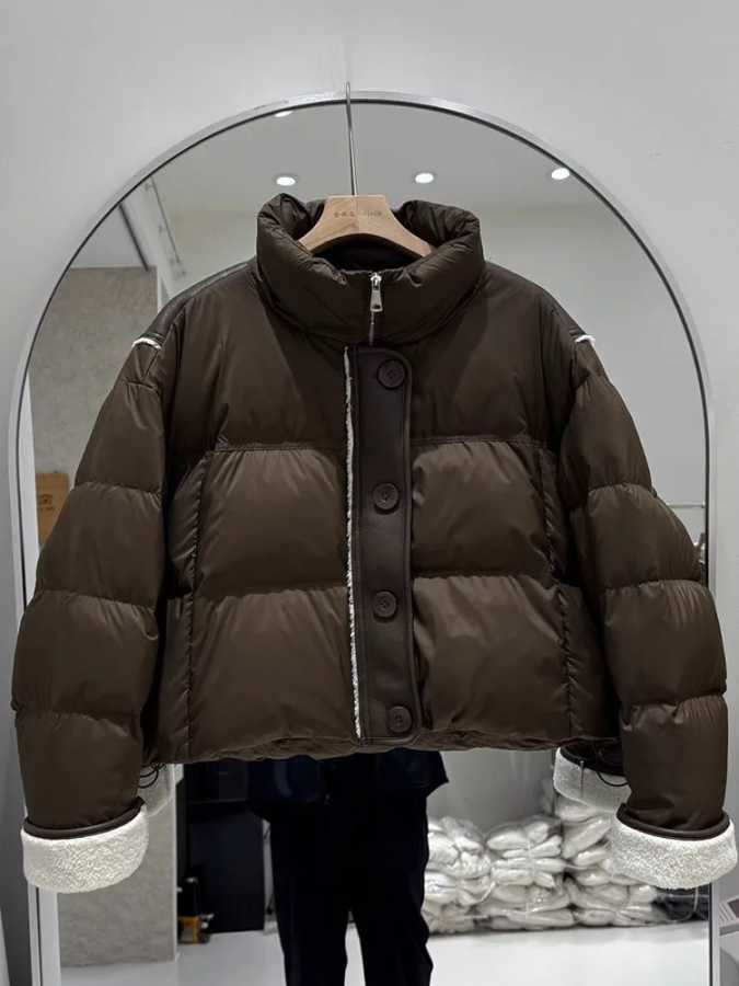 Женская куртка на белом утином пуху с воротником-стойкой, повседневная свободная одежда больших размеров, осенне-зимняя короткая верхняя одежда в корейском стиле, новинка 2023 г. Пуховики
